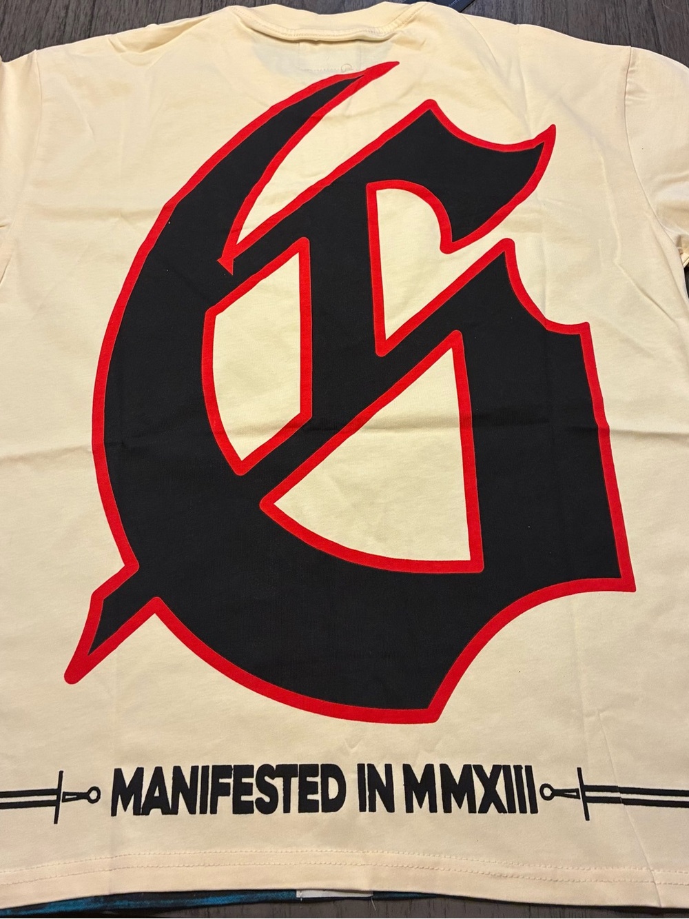 Cream Short-Sleeve Men's Graphic Tee with Black & Red Crest